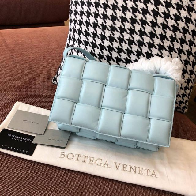 Bottega Veneta女包 寶緹嘉19新款 CASSETTE枕頭包 編織斜跨女包 原單胎牛皮 BV單肩女包 冰川藍  gxz1085