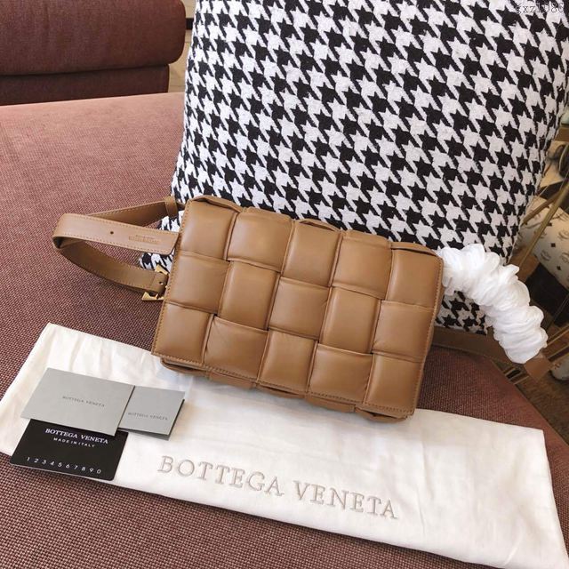 Bottega Veneta女包 寶緹嘉19新款 CASSETTE枕頭包 編織斜跨女包 原單胎牛皮 BV單肩女包 焦糖色  gxz1086