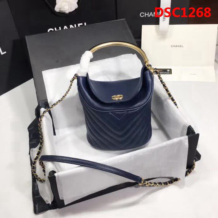 香奈兒CHANEL 57861 2018款徽章水桶包 時尚簡約風格 DSC1268