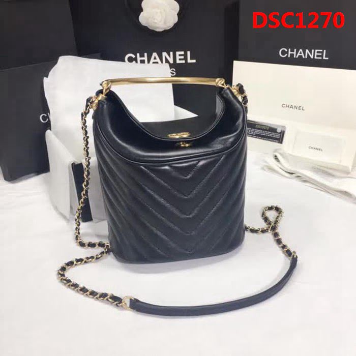 香奈兒CHANEL 57861 2018款徽章水桶包 時尚簡約風格 DSC1270