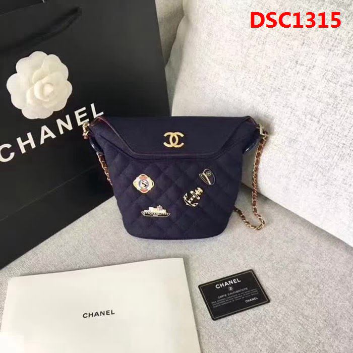 香奈兒CHANEL 2018新款羊皮徽章時尚鏈條水桶包 DSC1315