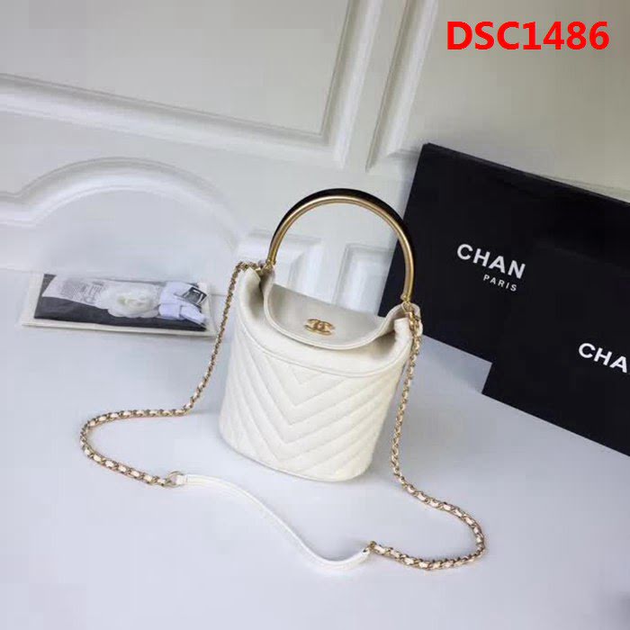 香奈兒CHANEL白色Chanel A57861 2018早秋Paris-Hamburg復古風小羊皮水桶包鏈條包DSC1486