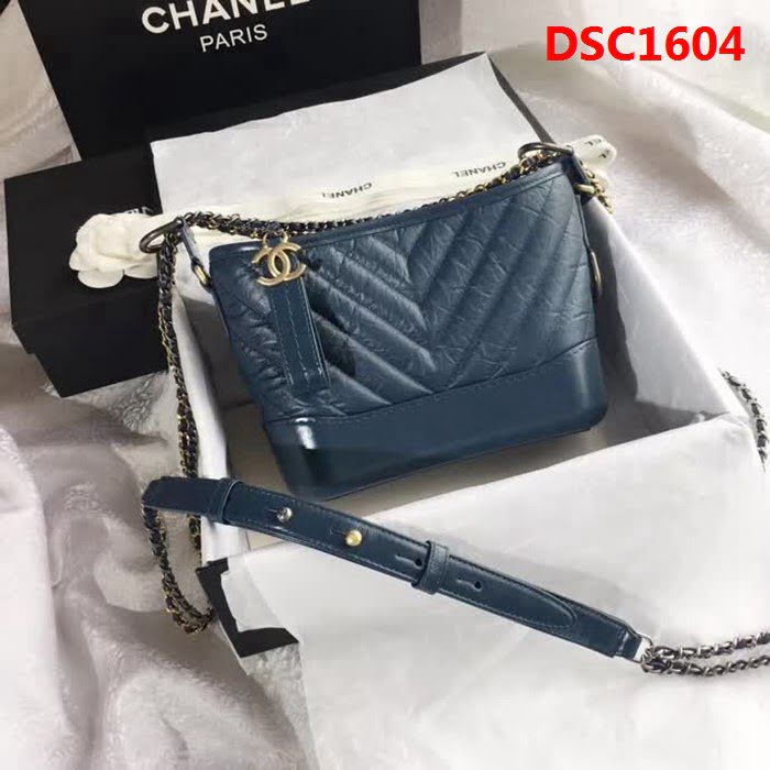 香奈兒CHANEL 91810 2018最新手掌紋V字線流浪包 比拼專櫃 DSC1604