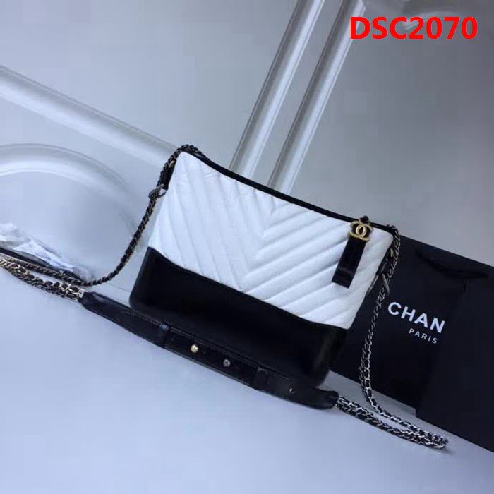香奈兒CHANEL2018年新款V格 Chanel Gabrielle 黑配白鏈條流浪包 DSC2070