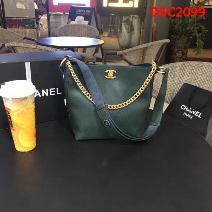 香奈兒CHANEL 93659 93660 2018秋冬 小牛皮金屬扣肩帶嬉皮包手提單肩包 DSC2099