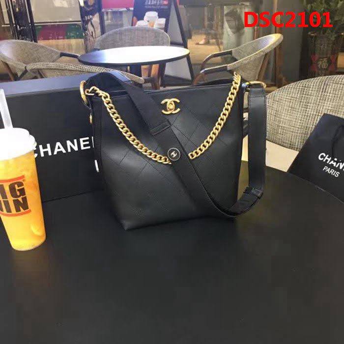 香奈兒CHANEL 93659 93660 2018秋冬 小牛皮金屬扣肩帶嬉皮包手提單肩包 DSC2101