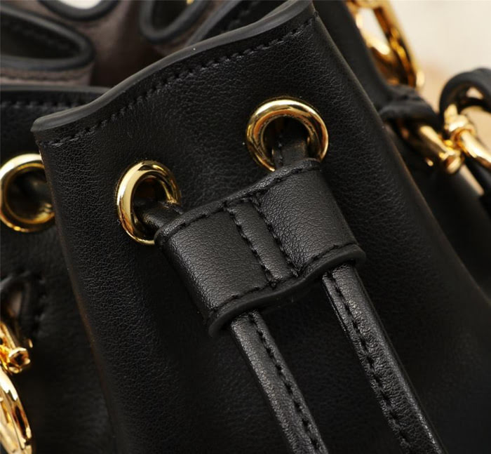 FENDI芬迪 新款上市 Fendi標誌形式 金屬裝飾 小型桶袋 單肩包或斜挎包  fd1008