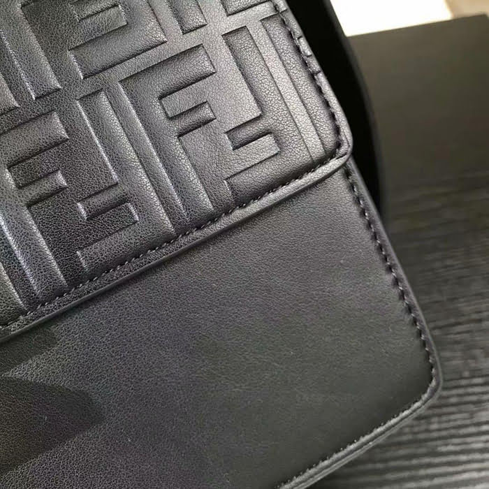 FENDI芬迪 FF Logo Mania強勢回潮 滿滿的F字母，配上魔方的方形扣子 8834  fd1421