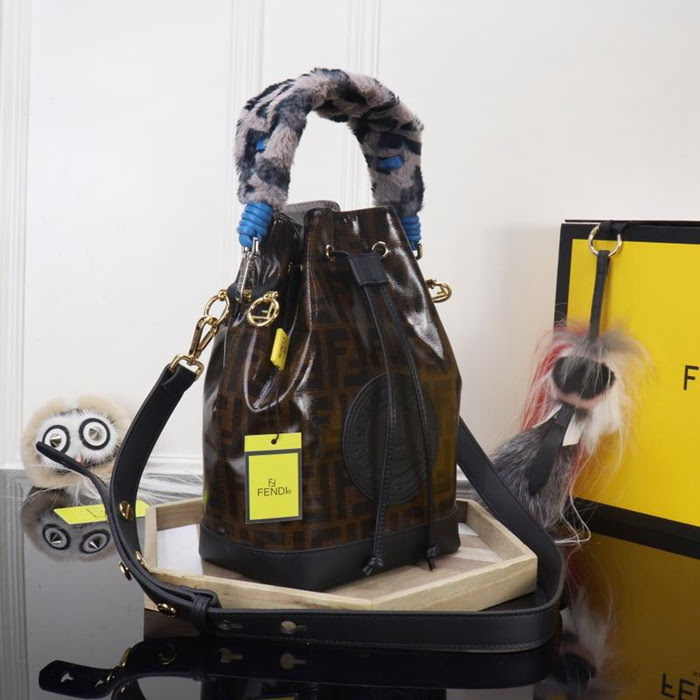 FENDI芬迪 專櫃靈魂設計大桶包壓印‘F’字體 女神大愛單品 搭配專櫃走秀兔毛手提  fd1590
