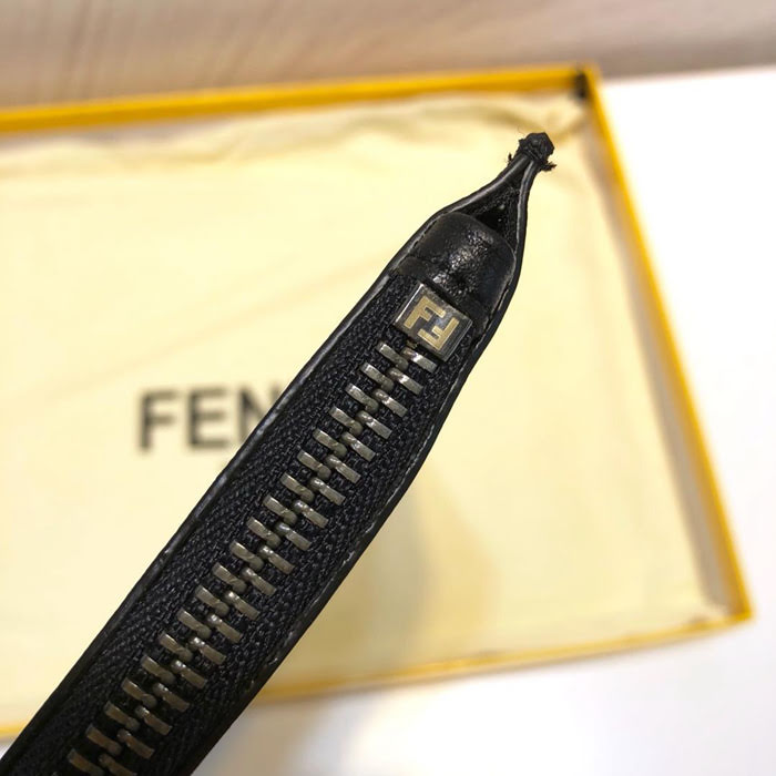 FENDI芬迪 黑色小牛皮 綴以拼色條紋FOREVER FENDI圖案和浮凸雙F標誌 拉鏈手拿包 0078M40  fd1611