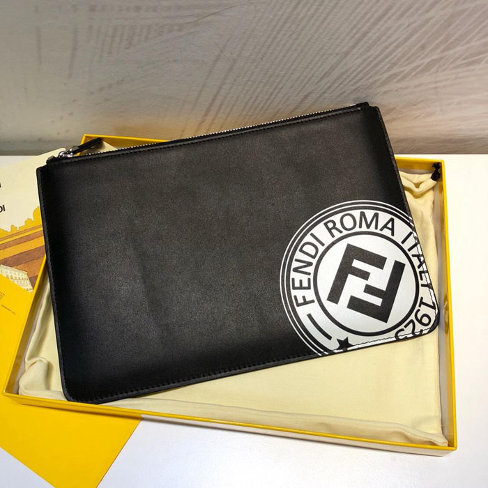 FENDI芬迪 黑色羅馬諾皮革 內嵌對比色 FENDI 字樣貼片 拉鏈手拿包 0078M40  fd1612