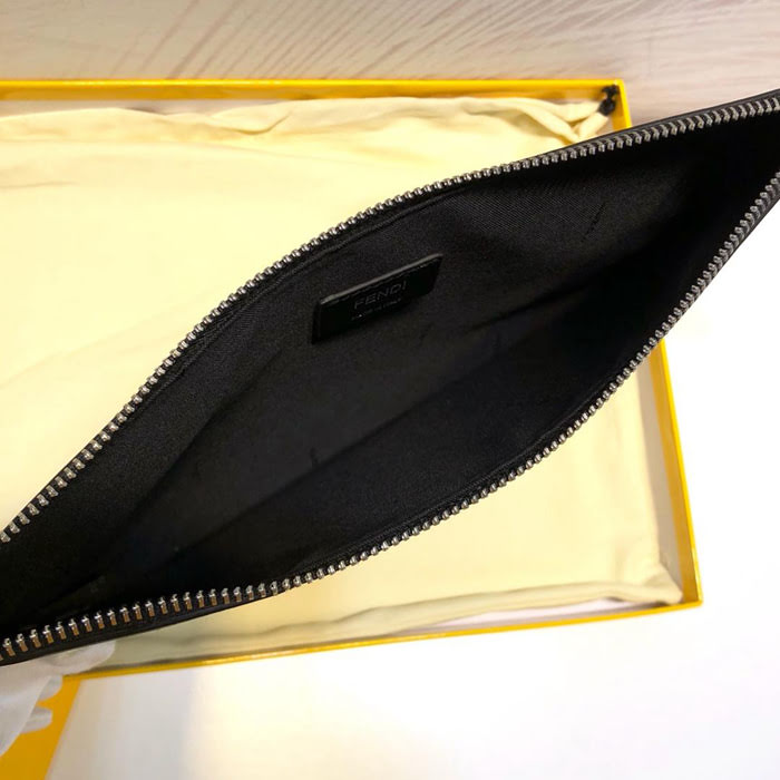 FENDI芬迪 黑色羅馬諾皮革 內嵌對比色 FENDI 字樣貼片 拉鏈手拿包 0078M40  fd1612