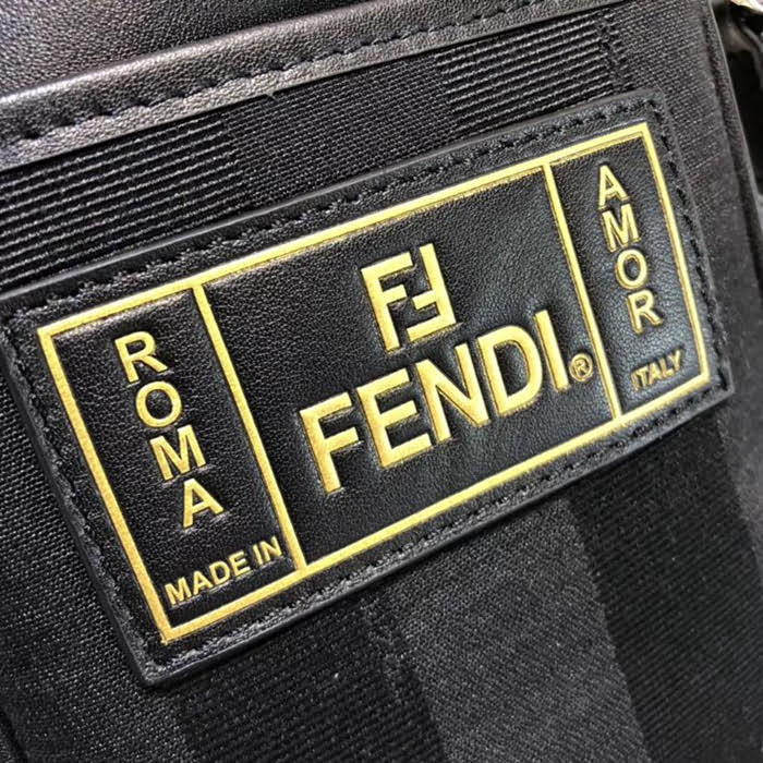 FENDI芬迪 原單發佈會 走秀新款 正面飾有FF圖案 男款斜挎包 F6033  fd1692