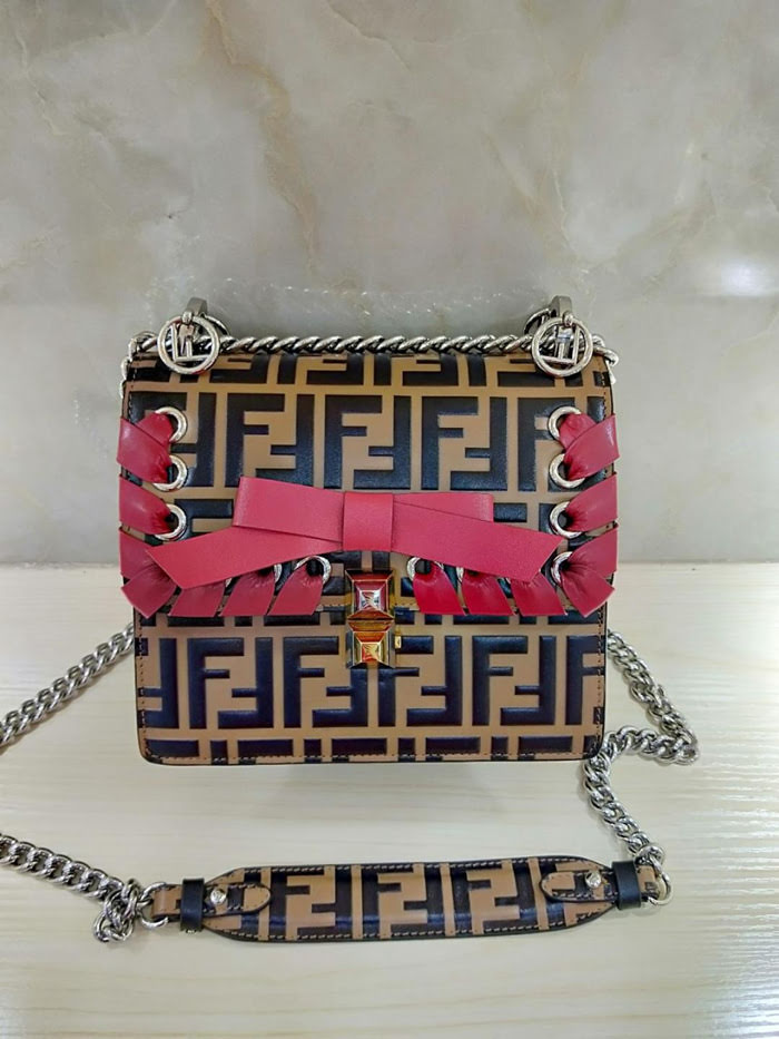 FENDI芬迪 火爆全球雙FF小號 原單品質 進口頭層牛皮 壓花斜背包  fd1804