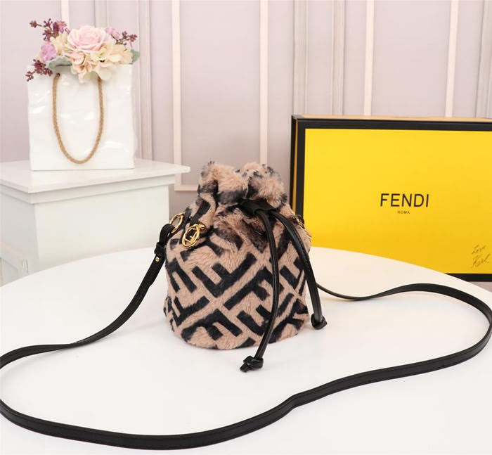 FENDI芬迪 雙F經典款 Fendi MINI BUCKET 字母繡 可手提 亦可斜挎  fd1917
