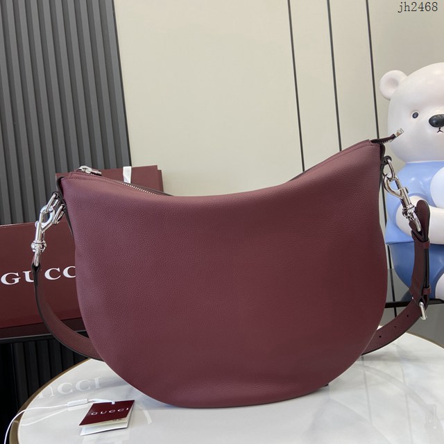 Gucci專櫃古馳最新款Body雙鎖扣粒面軟皮小號男士肩背包 jh2468型號：801887