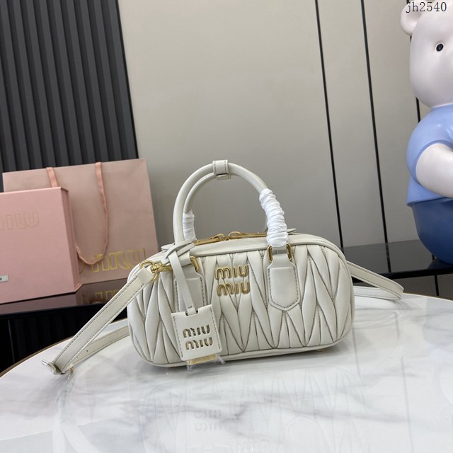 miumiu繆繆專櫃最新款小羊皮保齡球包手提肩背包 jh2540型號：5BB142