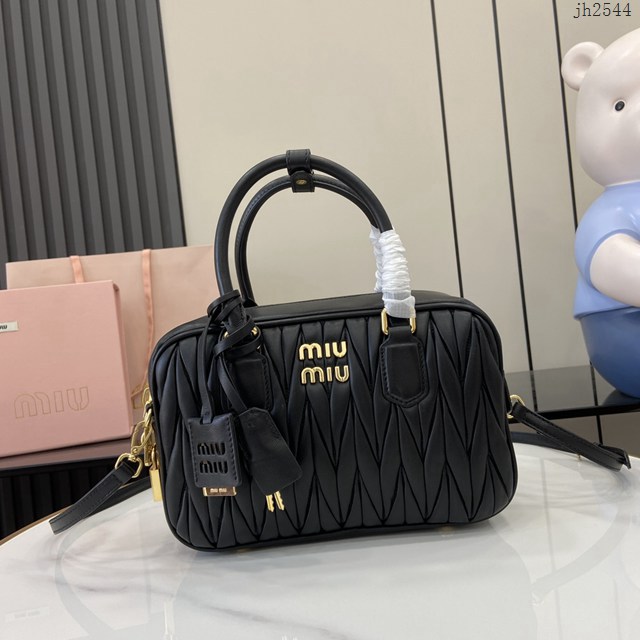 miumiu繆繆專櫃最新款Arcadie Matelasse羊皮革中號保齡球手提包斜挎包 jh2544型號：5BB124