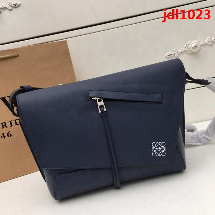 LOEWE羅意威 專櫃同步 經典百搭 明星同款 Military Messenger 信使包 0169 男女同款  jdl1023