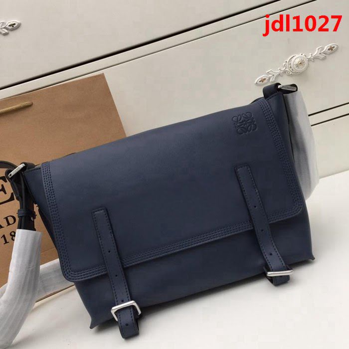 LOEWE羅意威 專櫃同步 經典百搭 明星同款 Military Messenger 信使包 0169 男女同款  jdl1027