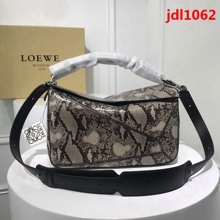 LOEWE羅意威 蛇紋 原單品質 火遍全世界熱銷款 puzzle bag 手提肩背包 6605  jdl1062