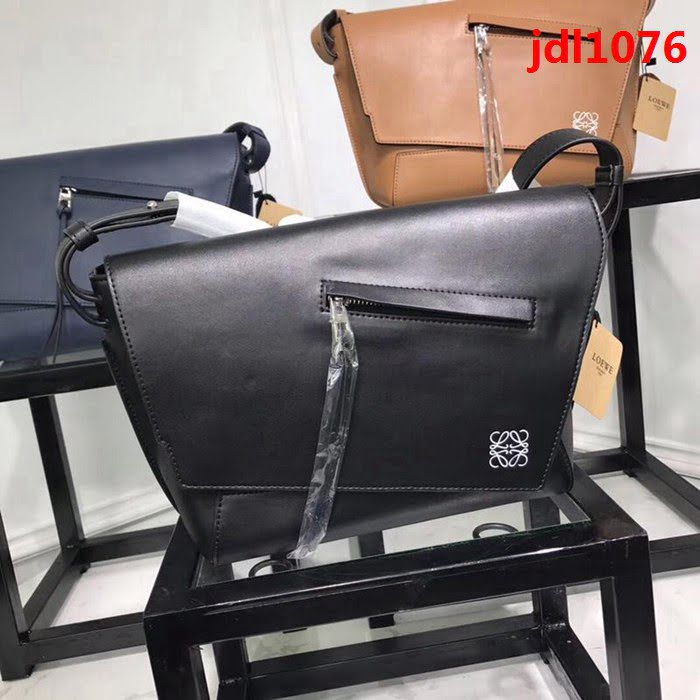 LOEWE羅意威 專櫃同步 Military Messenger 經典百搭信使包 男女同款 0169  jdl1076