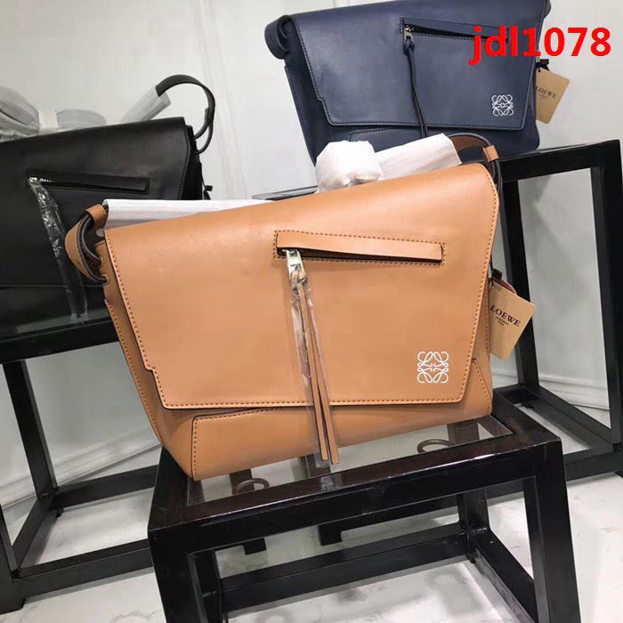 LOEWE羅意威 專櫃同步 Military Messenger 經典百搭信使包 男女同款 0169  jdl1078