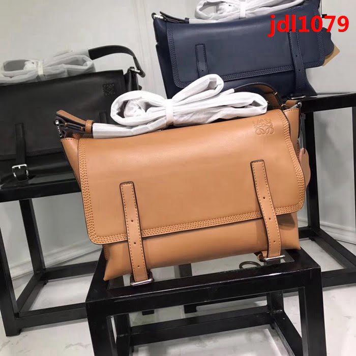 LOEWE羅意威 專櫃同步 Military Messenger 經典百搭信使包 男女同款 0169  jdl1079