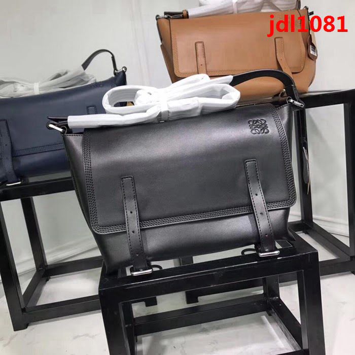 LOEWE羅意威 專櫃同步 Military Messenger 經典百搭信使包 男女同款 0169  jdl1081