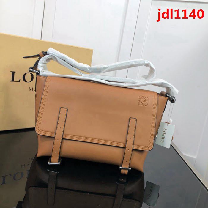 LOEWE羅意威 專櫃同步 Military Messenger 經典百搭信使包 男女同款 0168  jdl1140