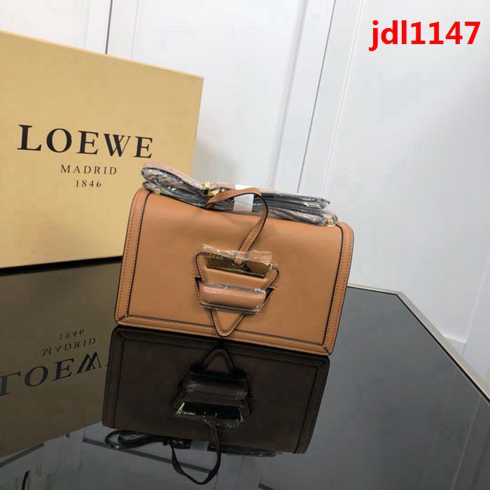 LOEWE羅意威 原單品質 Barcelona三角包 L01582016 最新概念款 牛皮肩背斜挎包  jdl1147