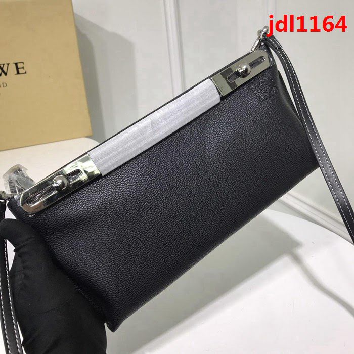 LOEWE羅意威 專櫃同步 Missy Small Bag 秋冬新款手拿包 簡單特別 可手提單肩斜挎 小號3038 大號3037  jdl1164