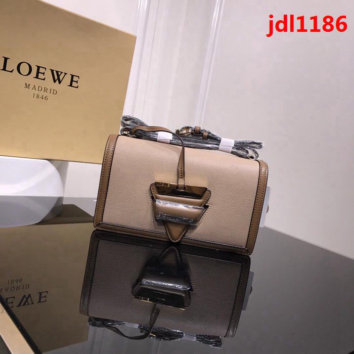 LOEWE羅意威 原單品質 Barcelona三角包 0158 最新概念款 小牛皮荔枝紋 肩背斜挎包  jdl1186