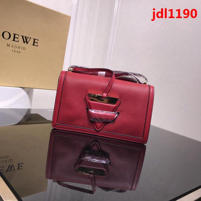 LOEWE羅意威 原單品質 Barcelona三角包 0158 最新概念款 小牛皮荔枝紋 肩背斜挎包  jdl1190