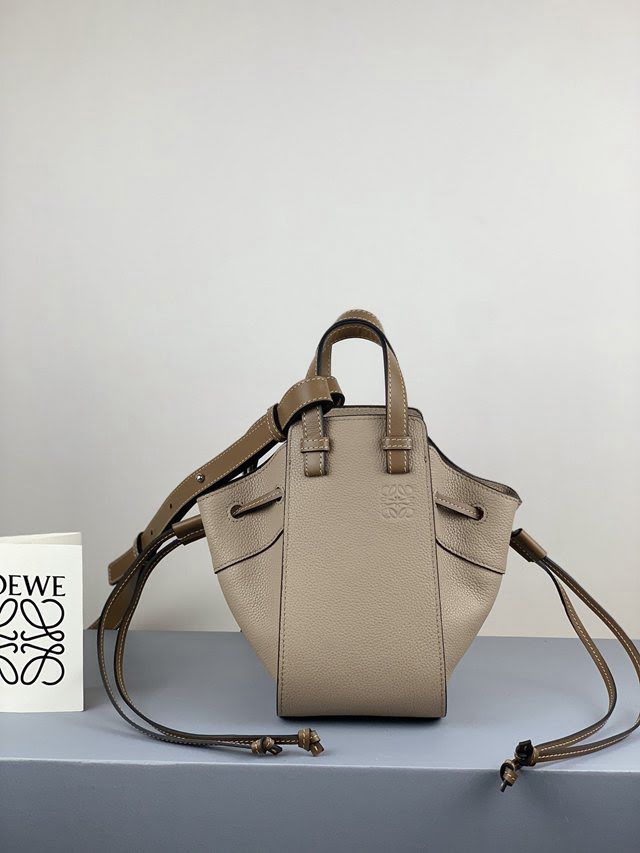 LOEWE包包 羅意威Mini Hammock迷你吊床包 羅意威手挽單肩斜挎包  tcl1243