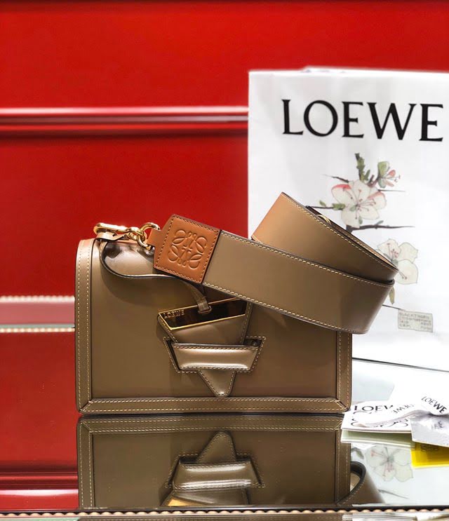 LOEWE新款包包 羅意威Barcelona雙肩帶三角包 羅意威小挎包 10157  tcl1302