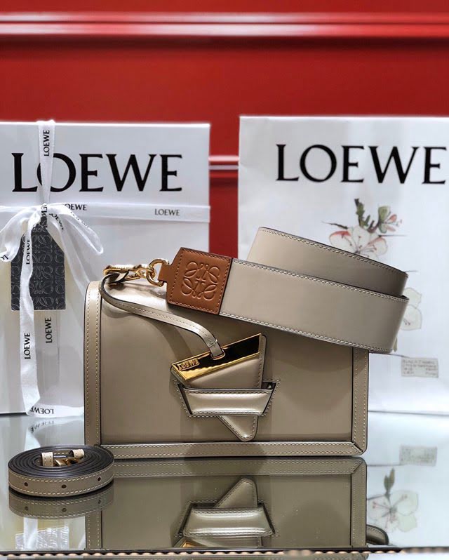 LOEWE包包 羅意威大號Barcelona三角包 10157  tcl1357