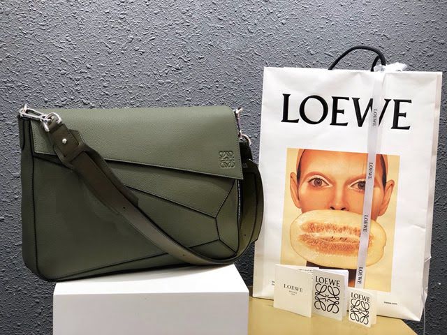 LOEWE新款包包 羅意威男士單肩斜挎郵差包 11359  tcl1376