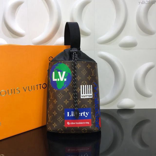 LV包 M44629 老花 Chalk單肩背包 頂級原單 LV抽繩包 自攀岩運動鎂粉袋  ydh2840