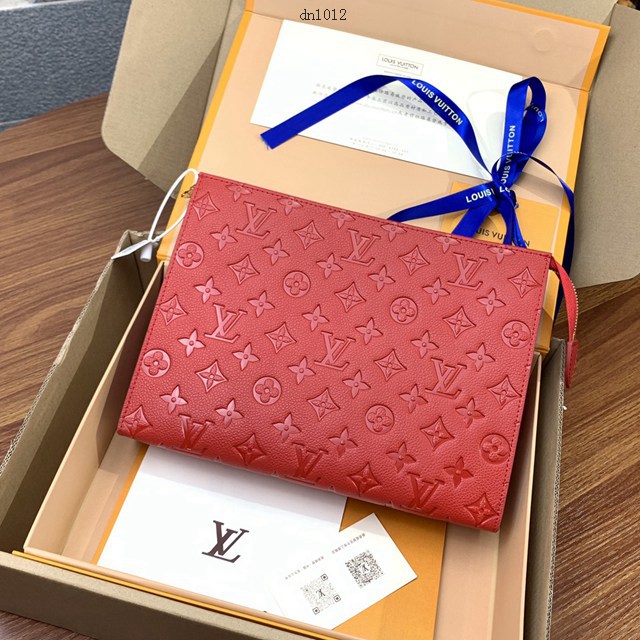 LV專櫃2023新款升級版手包 M45665紅壓花 路易威登Pochette Voyage中號手袋 dn1012