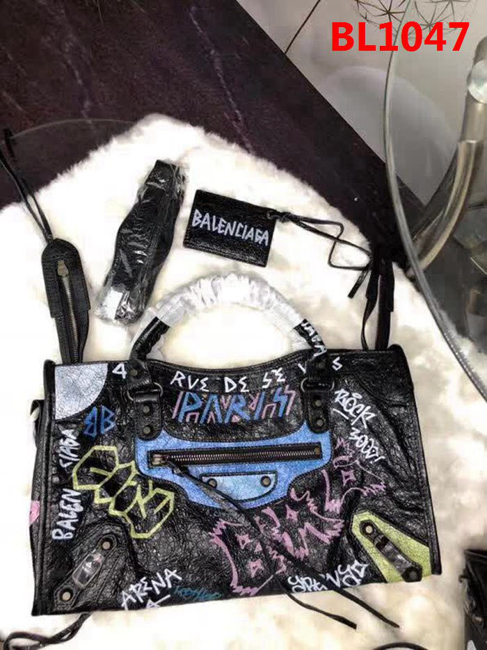 BALENCIAG巴黎世家 歐洲水貨 Balenciaga city小黑釘 限量 原廠爆裂紋羊皮黑白塗鴉 可手提單肩斜跨  BL1047