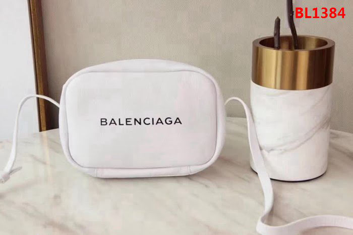 BALENCIAG巴黎世家 相機包 專櫃最新款 字母LOGO 裏外全荔枝紋皮 小斜挎包  BL1384