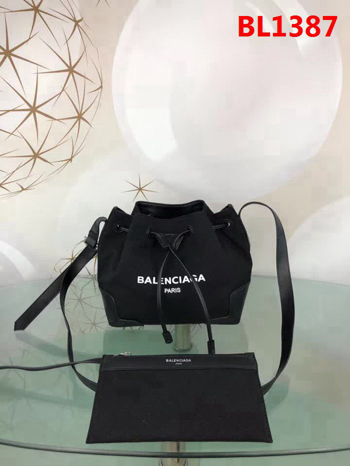 BALENCIAG巴黎世家 新款帆布 斜挎水桶包 男女通用 潮流休閒版 原單帆布配進口小羊皮  BL1387