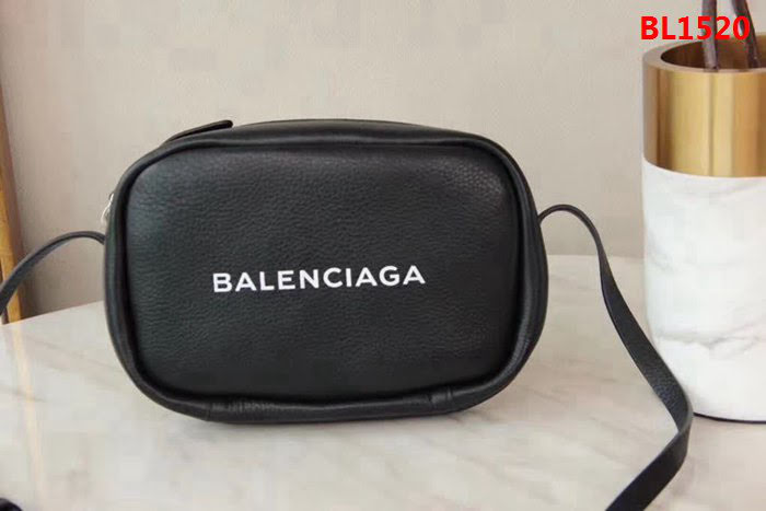 BALENCIAG巴黎世家 BALENCIAGA EVERYDAY 小號 系列之今年新品 中婆婆推薦 相機包  BL1520