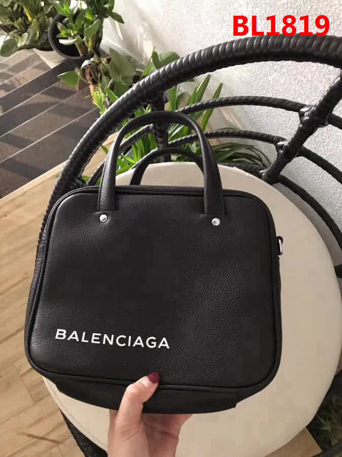 BALENCIAG巴黎世家 18新款枕頭包 可手提肩背  BL1819