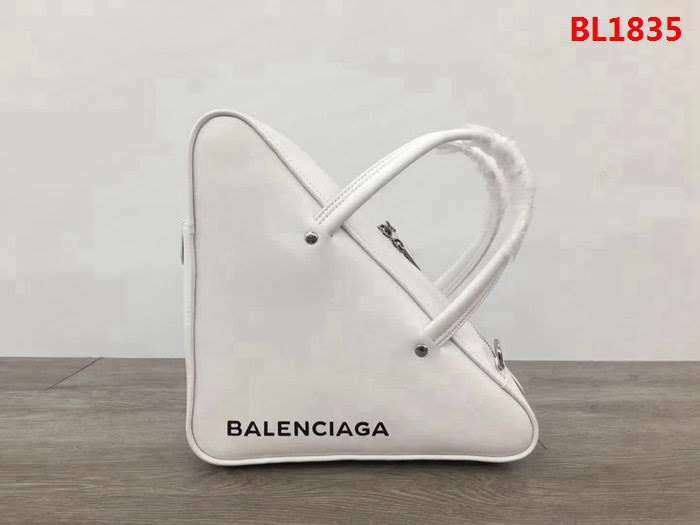 BALENCIAG巴黎世家 17秋冬 爆款三角包 原版進口皮 476975  BL1835