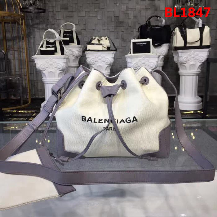 BALENCIAG巴黎世家 帆布 斜挎抽繩桶包  BL1847