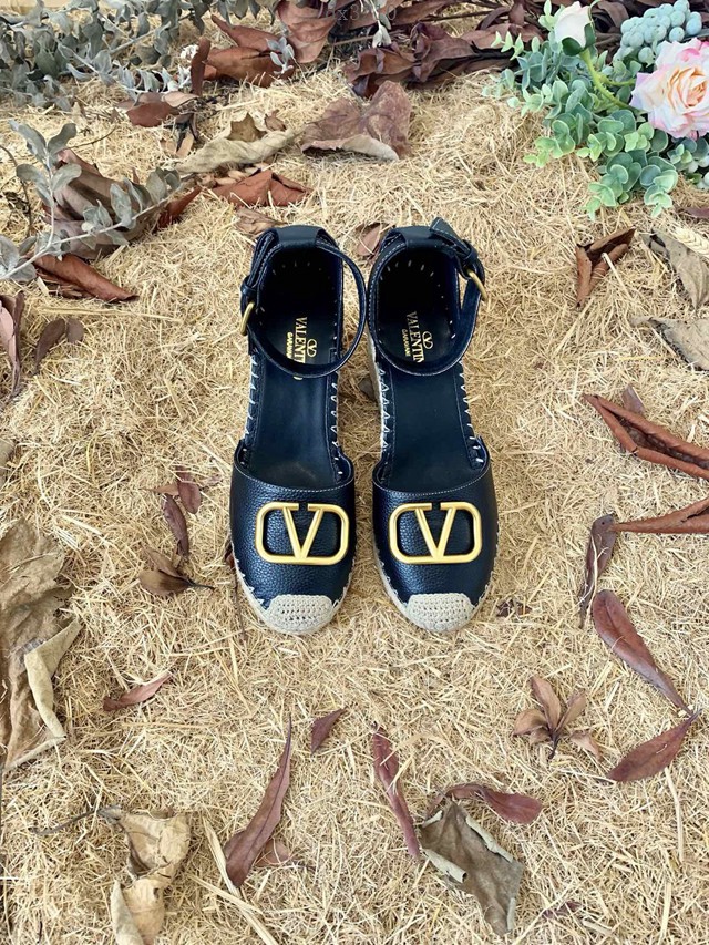 Valentino 華倫天奴女士涼鞋 華倫天奴荔枝牛皮系帶坡跟密頭涼鞋 dx3210