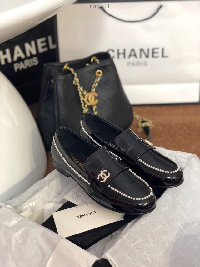 Chanel女鞋 香奈兒2020春夏頂級涼鞋系列 大扣小珍珠 Chanel爆款休閒女單皮鞋  naq1311