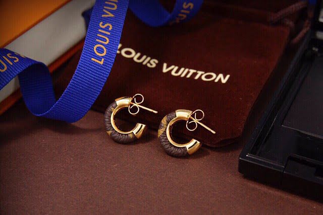 Louis Vuitton新款飾品 路易威登圓環金色耳環耳勾 LV老花皮耳釘  zglv2205